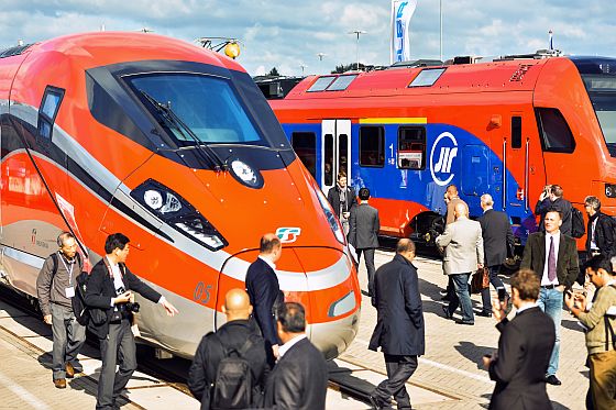 Neue Züge und Loks stehen im Mittelpunkt der InnoTrans. Allein 145 Schienenfahrzeuge wurden auf dem Freigelände den interessierten Besuchern präsentiert. (Foto: Messe Berlin / Hans Scherhaufer)
