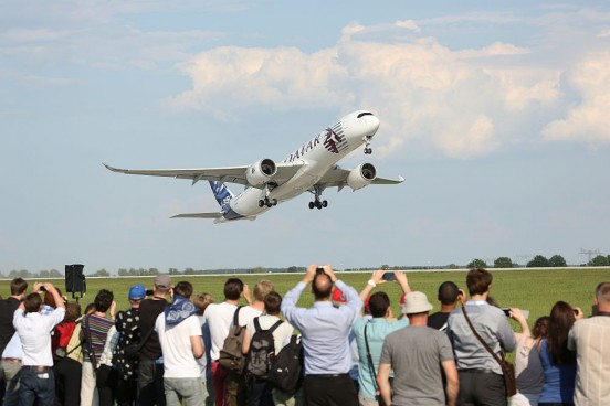 Luftfahrt hautnah erleben: Ein Airbus A350 hebt bei der ILA 2014 ab (Foto: Messe Berlin GmbH/H.Scherhaufer)