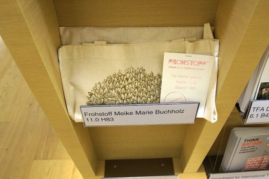 Die Firma Frohstoff bietet als einziger Aussteller der Ambiente 2017 den Journalisten eine Tragehilfe im Pressefach der Ausstellung. (Foto: Markus Burgdorf)